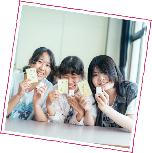 お守りを持った学生